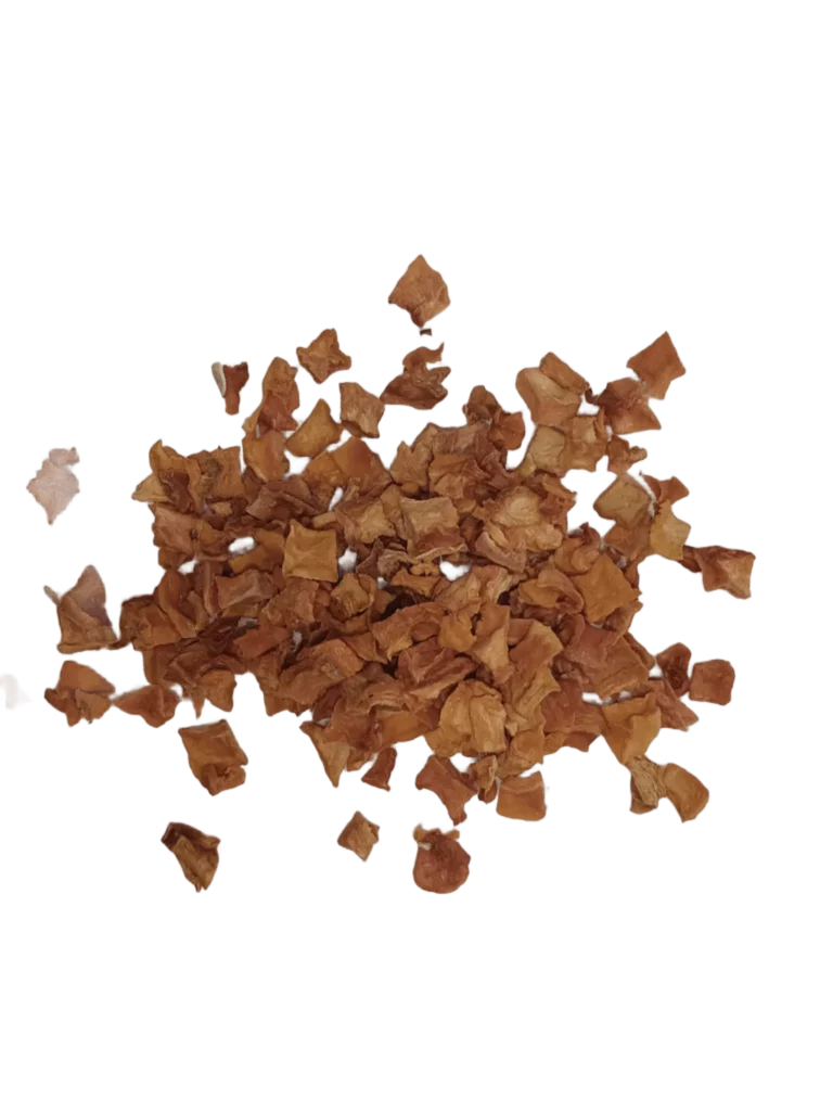 Calabaza séchée en dés – morceaux de courge déshydratée de couleur orange sur fond rustique naturel