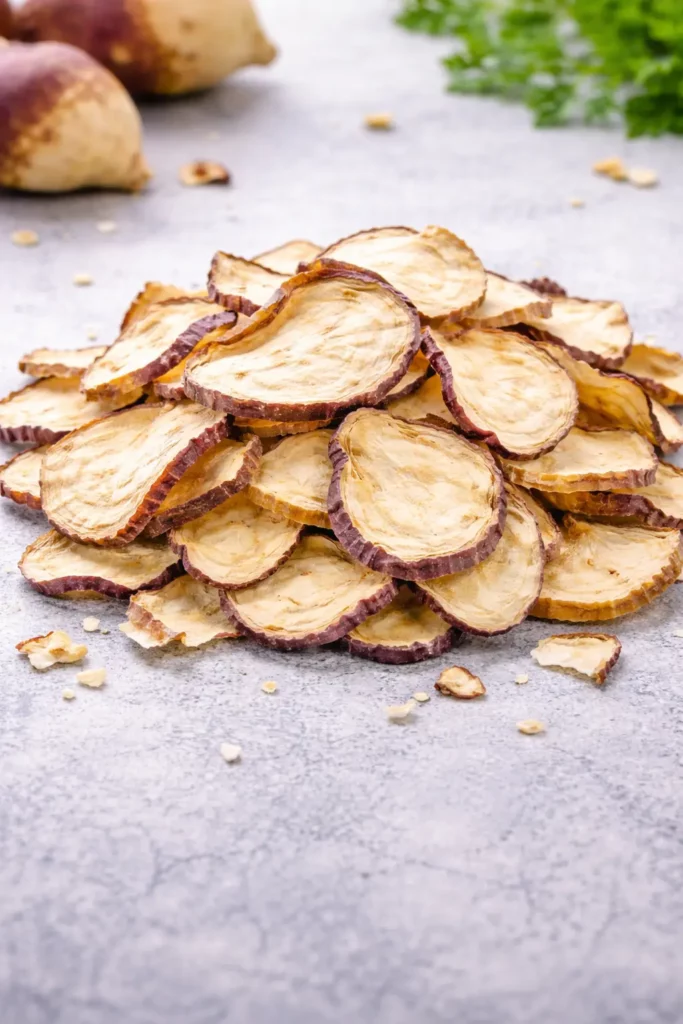 Getrocknete Nabicol-Stücke (Steckrübe) in unregelmäßiger Schnittform auf natürlicher Holzoberfläche, hochwertige B2B-Produktdarstellung