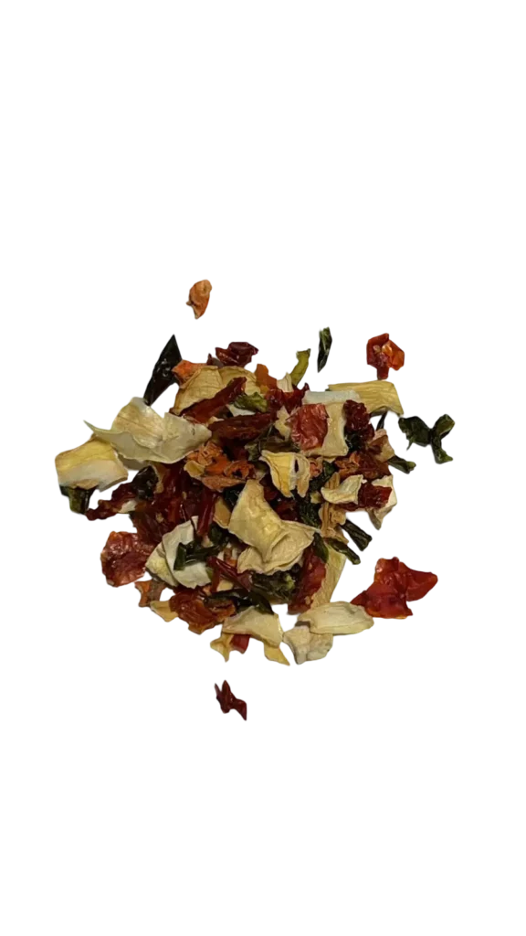 Getrocknete Gemüsemischung aus Tomaten, Zwiebeln und Kräutern auf Backpapier und Holzbrett, hochwertige B2B-Produktdarstellung