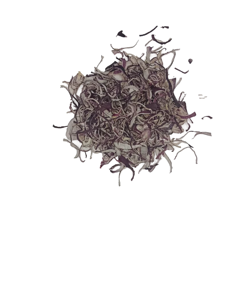 Getrocknete rote Zwiebeln in feiner Streifenform auf hellem Holzbrett, moderne B2B-Produktdarstellung